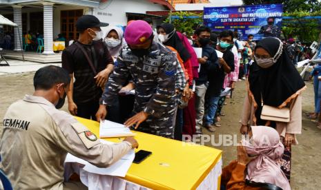 Warga antre untuk mendapatkan suntikan vaksin COVID-19 saat digelar Serbuan Vaksinasi COVID-19 bagi masyarakat maritim di Desa Garon, Balerejo, Kabupaten Madiun, Jawa Timur, Selasa (16/11/2021). Jajaran Pangkalan Utama TNI Angkatan Laut (Lantamal) V Surabaya menggelar kegiatan tersebut dengan sasaran 1.500 orang. 