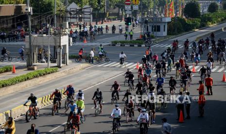 Warga berolahraga saat kegiatan Hari Bebas Kendaraan Bermotor (HBKB) di Kawasan Sarinah, Jakarta, Ahad (21/6). Pemerintah Provinsi DKI Jakarta kembali menggelar kegiatan HBKB atau car free day (CFD) di ruas jalan Sudirman-Thamrin