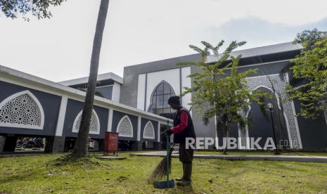 Petugas saat menyapu di lingkungan Asrama Haji Pondok Gede, Jakarta. KKP Soekarno-Hatta Periksa Sanitasi Asrama Haji Pondok Gede