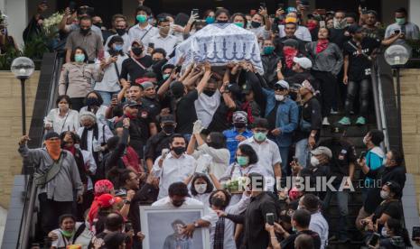 Jenazah mendiang Glenn Fredly dibawa menuju mobil ambulan di rumah duka tempat di GBIB Sumber Kasih, Lebak Bulus, Jakarta Selatan, Kamis (9/4). Mendiang Glenn Fredly meninggal  dunia di usia 44 tahun akibat penyakit meningitis pada hari Rabu (8/4/2020) di Rumah Sakit Setia Mitra Fatmawati.