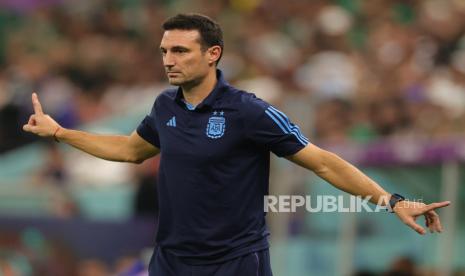 Pelatih kepala Lionel Scaloni dari Argentina bereaksi selama pertandingan sepak bola grup C Piala Dunia FIFA 2022 antara Argentina dan Meksiko di Stadion Lusail di Lusail, Qatar, 26 November 2022.