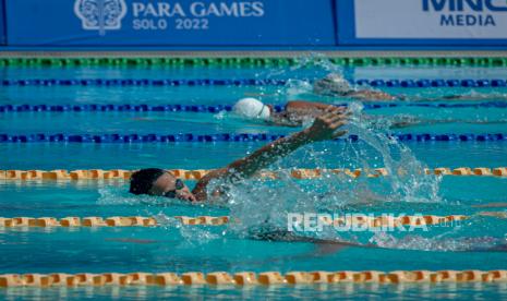 Atlet renang non peserta ASEAN Para Games (APG) 2022 melakukan simulasi pertandingan di kolam renang Jatidiri Semarang, Jawa Tengah, Ahad (31/7/2022). Sejumlah simulasi pertandingan yang diikuti seluruh panitia penyelenggara, sukarelawan, dan perangkat pertandingan itu bertujuan agar saat sesi pertandingan cabang olahraga para renang APG 2022 pada 1-5 Agustus 2022 berjalan lancar. 