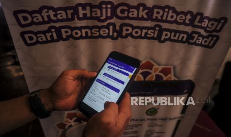 Nasabah mencoba fitur Pembukaan Rekening Tabungan Jamaah Haji (RTJH) dan Pembayaran Setoran Awal Porsi Haji saat peluncurannya di Jakarta, Selasa (26/4/2022). PT Bank Muamalat Indonesia Tbk meluncurkan fitur Pembukaan Rekening Tabungan Jamaah Haji (RTJH) dan Pembayaran Setoran Awal Porsi Haji melalui aplikasi mobile banking Muamalat DIN dengan cara nasabah membayar setoran awal pendaftaran haji sebesar Rp 25.000.000 melalui aplikasi Muamalat DIN untuk mendapatkan nomor porsi yang ditentukan oleh Kementerian Agama. Republika/Putra M. Akbar