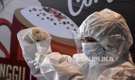 Tersangka kasus dugaan penipuan investasi bodong bertambah menjadi empat orang. Foto: Ilustrasi petugas kesehatan memasukkan cairan buffer ke dalam alat Rapid Test Antigen di Bandara Husein Sastranegara, Kota Bandung.