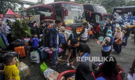 Sejumlah pemudik bersiap menaiki bus di Terminal Kampung Rambutan, Jakarta.