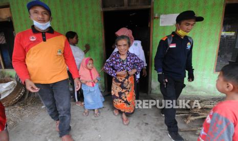 Sejumlah relawan mengevakuasi warga lansia di lereng Gunung Merapi, Sumber, Klakah, Selo, Boyolali, Jawa Tengah, Rabu (11/11/2020). Evakuasi awal bagi warga lansia, anak, ibu hamil dan warga sakit yang tinggal di Kawasan Rawan Bencana (KRB) III Gunung Merapi dilakukan di desa Klakah dukuh Sumber, Bakalan dan Bangunsari.