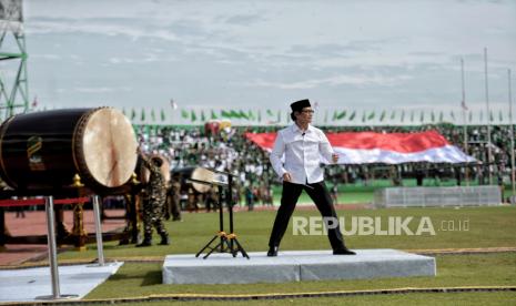 Komposer orkestra Addie MS saat menghibur sejumlah peserta  Resepsi Satu Abad Nahdlatul Ulama di Stadion Gelora Delta Sidoarjo, Jawa Timur, Selasa (7/2/2023). Presiden bersama Wakil Presiden dan sejumlah Menteri Kabinet Indonesia Maju menghadiri acara Resepsi Puncak Satu Abad NU sekaligus meresmikan dan membuka kegiatan tersebut. Acara resepsi tersebut berlangsung selama 24 jam dengan diisi beragam kegiatan seperti membaca shalawat dan shalat qiyamul lail, karnaval kebudayaan nusantara, bazar UMKM, dan panggung hiburan rakyat yang akan diisi oleh sejumlah band dan musisi seperti Slank, Rhoma Irama dan Maher Zain.