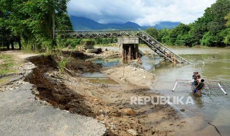 Warga menyewakan jasa penyeberangan dengan menggunakan perahu untuk melintasi sungai Bone dengan tarif Rp5.000 per orang di Alale, Kabupaten Bone Bolango, Gorontalo, Minggu (14/6/2020)