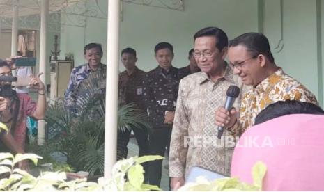 Calon Presiden nomor urut 01, Anies Baswedan (kanan) dan Gubernur DIY, Sri Sultan Hamengku Buwono. Capres Anies Baswedan sebut ada hikmah di balik pencabutan izin acara Desak Anies.