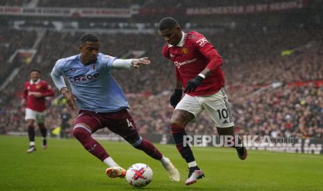 Marcus Rashford dari Manchester United (kanan) ditantang oleh Ezri Konsa dari Aston Villa selama pertandingan sepak bola Liga Primer Inggris antara Manchester United dan Aston Villa di Stadion Old Trafford di Manchester, Inggris, Ahad, (30/4/2023). Man United menang 1-0 di laga itu. 