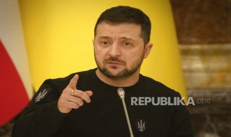  Presiden Ukraina Volodymyr Zelenskyy mendorong pengiriman bantuan jet tempur ketika mengunjungi London, Paris, dan Brussel dalam perjalanan luar negeri keduanya sejak invasi Rusia pada 24 Februari 2022.