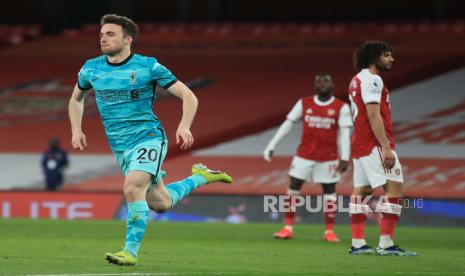  Diogo Jota merayakan setelah mencetak keunggulan 0-1 selama pertandingan sepak bola Liga Premier Inggris antara Arsenal FC dan Liverpool FC di London, Inggris, 3 April 2021.