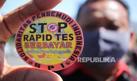 Sopir truk menunjukkan stiker 