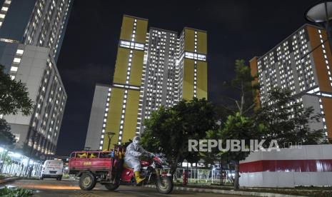 Wisma Atlet Dapat Tambahan 176 Nakes dari Akmil Magelang. Seorang tenaga kesehatan mengendarai kendaraan yang membawa sepatu untuk disterilkan di Rumah Sakit Darurat COVID-19 (RSDC) Wisma Atlet Kemayoran, Jakarta, Selasa (15/6/2021). Menurut Koordinator RSDC Wisma Atlet Kemayoran Mayjen TNI Tugas Ratmono, pihaknya menambah jumlah kapasitas tempat tidur menjadi 7.394 dari 5.994 akibat tingginya penularan COVID-19 di wilayah DKI Jakarta dan sekitarnya. 