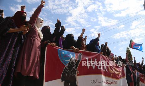 Mahasiswa dari Universitas Karachi meneriakkan slogan-slogan menentang India setelah seorang gadis Muslim di negara bagian Karnataka ditolak masuk ke perguruan tinggi karena menentang larangan hijab negara bagian, di Karachi, Pakistan, 14 Februari 2022. 