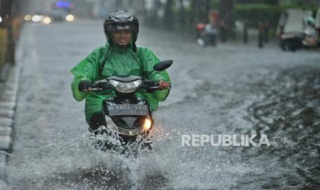 Pengendara menerobos genangan air yang menutupi ruas jalan di Jakarta (ilustrasi). Potensi hujan di DKI Jakarta diprediksi meningkat pada akhir Juli-Agustus.