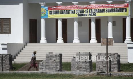 Pekerja berjalan di halaman Gedung BUMDes di Desa Sumbermulyo, Bambanglipuro, Bantul, DI Yogyakarta, Senin (13/4/2020). Pemerintah Desa (Pemdes) Sumbermulyo, Kecamatan Bambanglipuro, Kabupaten Bantul mengalihfungsikan gedung BUMDes menjadi tempat karantina bagi pemudik yang datang ke desa tersebut