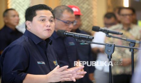 Menteri Badan Usaha Milik Negara (BUMN) Erick Thohir (kiri).