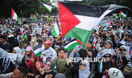 Pengunjuk rasa mengikuti aksi damai solidaritas untuk Palestina di depan Kedutaan Besar Amerika Serikat di Jakarta, Jumat (17/1/2025). 