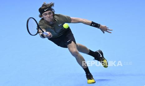 Andrey Rublev dari Rusia kembali ke Rafael Nadal dari Spanyol selama pertandingan penyisihan grup mereka di ATP Finals di London, Inggris, 15 November 2020.