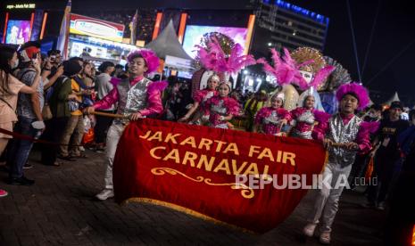 Sejumlah pengunjung menonton pawai pada acara Jakarta Fair 2022 di Jakarta International Expo, Jakarta, Selasa (21/6/2022). Dalam rangka merayakan HUT DKI Jakarta ke-495, Jakarta Fair atau Pekan Raya Jakarta mengadakan pawai budaya betawi dan pertunjukan kembang api untuk menghibur pengunjung. Republika/Putra M. Akbar