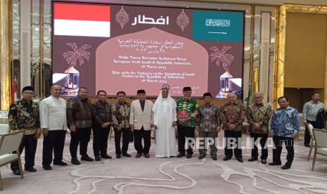 Kedutaan Besar Arab Saudi di Indonesia menggelar acara buka puasa bersama di St. Regis Hotel, Jakarta, Selasa (28/3/2023). Sejumlah pejabat negara hingga pimpinan ormas Islam turut hadir dalam agenda itu. 