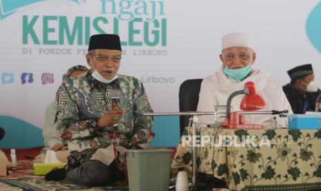 Ketua Umum Pengurus Besar Nahdlatul Ulama (PBNU) KH Said Aqil Siradj (kiri) didampingi Pengasuh pondok pesantren Lirboyo KH Anwar Mansur (kanan) menghadiri Ngaji Kamis Legi yang diikuti alumni Lirboyo se-Jawa Timur di Pondok Pesantren Lirboyo, Kota Kediri, Jawa Timur, Kamis (7/10/2021). Kunjungan ke pondok pesantren besar menjelang muktamar Nahdlatul Ulama pada Desember 2021 tersebut untuk bersilaturahmi dengan kyai sepuh dan alumni Lirboyo. 