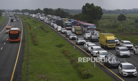 Sejumlah kendaraan melintas di jalan Tol Cikopo-Palimanan, Jawa Barat.