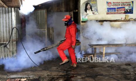 Petugas melakukan pengasapan (fogging)  untuk bersiaga menghadapi peningkatan kasus demam berdarah (ilustrasi)