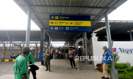  Tes PCR Jamaah Haji Jabar akan Digratiskan. Foto ilustrasi:  Penumpang kereta api jarak jauh turun di Stasiun Yogyakarta, Kamis (19/5/2022). Pelanggan kereta api jarak jauh yang telah vaksinasi Covid-19 dosis kedua atau boster tidak diwajibkan menunjukan hasil negatif tes RT PCR atau rapid tes Antigen pada saat boarding. Kebijakan ini berlaku mulai keberangkatan 18 Mei 2022 kemarin. Namun, bagi penumpang yang baru vaksin pertama atau belum vaksin dengan alasan medis wajib menunjukkan hasil negatif Rapid Tes Antigen 1x24 jam atau tes RT-PCR 3x24 jam.