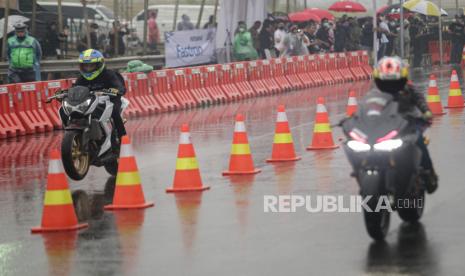 Peserta memacu sepeda motornya dalam ajang Street Race Polda Metro Jaya di kawasan BSD Serpong, Tangerang, Banten, Jumat (22/4/2022). Polda Metro Jaya kembali menggelar street race dan kali ini rencananya di Meikarta.