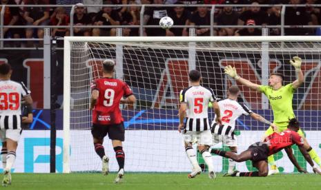 Kiper Newcastle United, Nick Pope (kanan), menahan gempuran para pemain AC Milan pada laga pembuka Grup F Liga Champions, di Stadion San Siro, Rabu (20/9/2023) dini hari WIB.