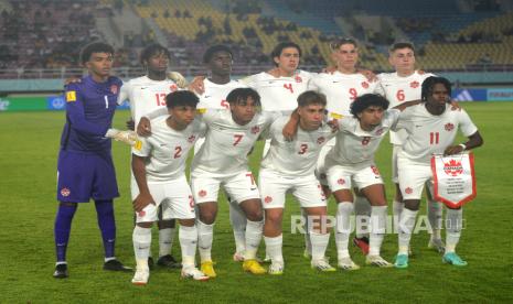 Timnas U17 Kanada berfoto sebelum melawan Timnas U17 Spanyol pada pertandingan penyisihan Grup B Piala Dunia U17 2023 di Stadion Manahan, Surakarta, Jawa Tengah, Jumat (10/11/2023). Pada pertandingan ini Spanyol berhasil mengalahkan Kanada dengan skor 2-0. Sementara itu, Kanada bermain dengan sepuluh orang usai Alessandro Biello di kartu merah pada babak pertama.