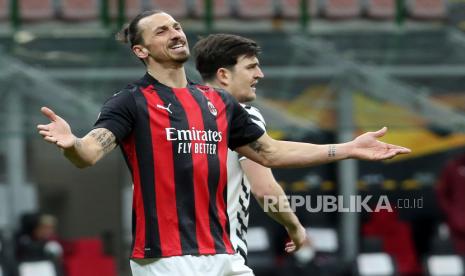  Reaksi penyerang AC Milan Zlatan Ibrahimovic saat pertandingan leg kedua babak 16 besar Liga Europa UEFA antara AC Milan melawan Manchester United di Stadion Giuseppe Meazza di Milan, Italia, 18 Maret 2021.