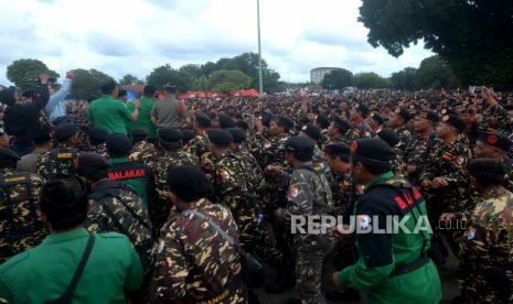 Anggota Banser usai mengikuti Apel Siaga GP Ansor dan Banser DIY di Alun-alun Selatan Yogyakarta, Ahad (23/10/2022). Sekitar lima ribu anggota Ansor dan Banser mengikuti apel siaga ini. Pada apel ini dihadiri langsung oleh Ketua Umum PP GP Ansor sekaligus Menteri Agama Yaqut Cholil Qoumas.