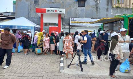 Warga mengantre untuk mendapatkan sembako murah di Jakarta Barat, DKI Jakarta. Pemprov DKI menyediakan daging dan makanan siap santap selama bulan Ramadhan.