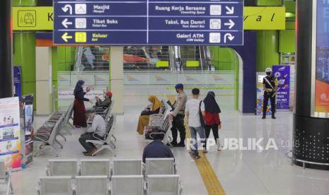 Stasiun Gambir, Jakarta. Kereta api luar biasa (KLB) mulai beroperasi pada Selasa (12/5) besok hingga 31 Mei dengan rute: Gambir-Surabaya Pasarturi pergi pulang lintas utara, Gambir-Surabaya Pasarturi pergi pulang lintas selatan, dan Bandung-Surabaya Pasarturi.