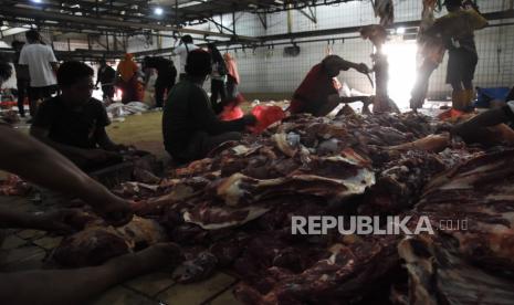 Pekerja memotong daging sapi kurban di Rumah Pemotongan Hewan (RPH) PD. Dharma Jaya, Cakung, Jakarta, Rabu (21/7/2021). Permintaan pemotongan hewan di tempat tersebut meningkat dibanding hari biasa menyusul imbauan pemerintah untuk melakukan pemotongan hewan kurban di RTH guna menghindari kerumunan di masa pandemi COVID-19. 