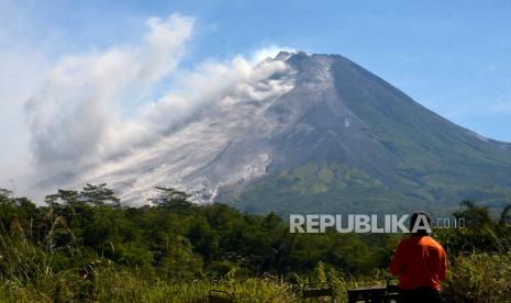 Luncuran awan panas guguran (APG) Gunung Merapi terlihat dari Tunggularum, Sleman, Yogyakarta, Senin (13/3/2023). Aktivitas vulkanik Gunung Merapi terpantau masih tinggi. Berdasarkan pengamatan BPPTKG Senin (13/3/2023) dari pukul 00:00 hingga 06:00 WIB teramati guguran lava pijar terjadi sebanyak 30 kali dengan jarak luncur maksimum 1100 meter ke arah Barat Daya.