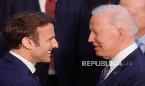  (kiri) Presiden AS Joe Biden dan Presiden Prancis Emmanuel Macron berbicara selama foto keluarga untuk KTT NATO yang luar biasa di markas Aliansi di Brussels, Belgia, 24 Maret 2022. Para pemimpin NATO akan membahas konsekuensi dari invasi Presiden Rusia Putin ke Ukraina, membahas peran China dalam krisis ini, dan memutuskan langkah selanjutnya untuk memperkuat pencegahan dan pertahanan NATO.