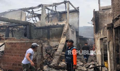 Warga Jalan Bendungan Melayu, Rawa Badak Selatan, korban terdampak kebakaran Plumpang Pertamina kembali ke permukiman memadamkan asap dan sisa-sisa api, Sabtu (4/3/2023). Salah satu barang yang dibutuhkan warga korban kebakaran adalah popok untuk lansia.