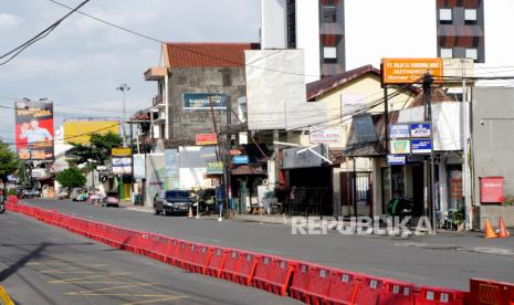 Imbas Pandemi Corona Perhotelan. Deretan hotel di Kawasan Malioboro, Yogyakarta, Senin (6/4)