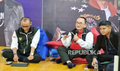 Juru bicara Tim Pemenangan Nasional (TPN) Ganjar-Mahfud, Ruhut Sitompul (tengah) di Media Center TPN Ganjar-Mahfud, Jakarta, Kamis (14/12/2023). 