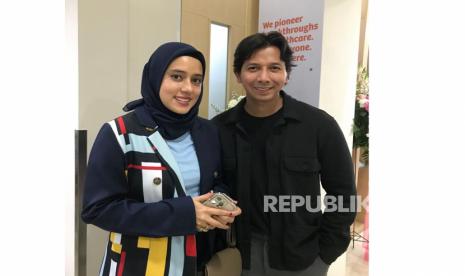 Pasangan artis Fairuz A Rafiq (kiri) dan Sonny Septian (kanan). Aktor Sonny Septian divonis mengalami penyumbatan pembuluh darah.