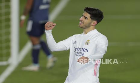 Marco Asensio dari Real Madrid melakukan selebrasi setelah mencetak gol kedua timnya dalam pertandingan sepak bola La Liga Spanyol antara Real Madrid melawan Celta Vigo di stadion Alfredo Di Stefano di Madrid, Spanyol, Sabtu, 2 Januari 2021. 