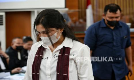 Kekasih Brigadir J, Vera Mareta Simanjuntak, bersiap memberikan keterangan saksi dalam kasus dugaan pembunuhan berencana terhadap Brigadir Nofriansyah Yosua Hutabarat alias Brigadir J dengan terdakwa Ferdy Sambo dan Putri Candrawathi di Pengadilan Negeri Jakarta Selatan, Jakarta, Selasa (1/11/2022). Dalam sidang tersebut Jaksa penuntut umum (JPU) menghadirkan sebanyak 12 saksi dari keluarga Brigadir yakni Samuel Hutabarat, Rosti Simanjuntak, Mahareza Rizky, Yuni Artika hutabarat, Devianita Hutabarat, Novitasari Nadea, Rohani Simanjuntak, Sanggah Parulian, Rosline Emika Simanjuntak, Indrawanto Pasaribu, pengacara keluarga Kamarudin Simanjuntak dan kekasihnya Brigadir J Vera Mareta Simanjuntak. Republika/Thoudy Badai