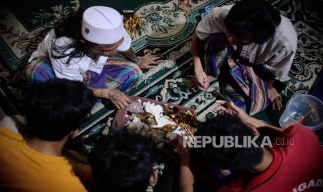 Sejumlah santri punk melaksanakan buka puasa bersama di Pondok Tasawuf Underground, Ciputat, Tangerang Selatan, Banten (7/4/2023). 