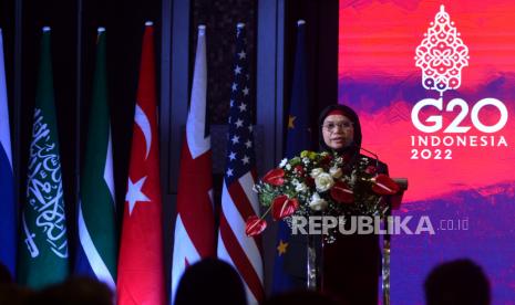 Wakil Ketua KPK Lili Pintauli Siregar menyampaikan sambutan saat kegiatan Workshop on Public Participation and Anti-Corruption Education di Nusa Dua, Badung, Bali, Selasa (5/7/2022). Presiden Joko Widodo hari ini telah menandatagani Keppres pemberhentian Lili dari KPK. (ilustrasi)