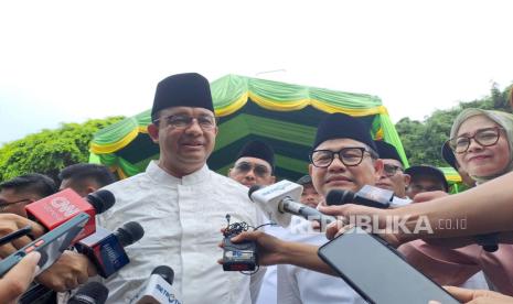 Capres dan cawapres nomor urut 1 Anies Baswedan-Muhaimin Iskandar saat memberi keterangan dalam kegiatan kampanye AMIN di wilayah Banyuwangi, Jawa Timur, Kamis (28/12/2023). 