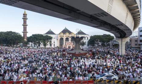 Ribuan umat Islam di Kota Palembang melaksanakan Shalat Idul Adha di Bundaran Air Mancur (BAM) Masjid Agung Sultan Mahmud Badaruddin Jayo Wikramo Palembang, Sumatera Selatan, Ahad (10/7/2022). 